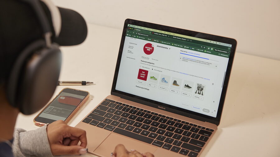 Unwrap Innovation: How Sellers and Buyers Use AI to Brighten the Holidays